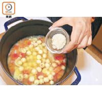 4. 將蓮子連水及冷萃雪耳加入煲好的木瓜百合中，拌勻即成。