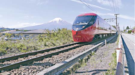 繞行富士山腳下的富士急行線，特設有富士山觀景特急列車，走畢全程僅須約45分鐘。