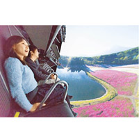 透過直徑達20米、呈半球體的屏幕影片，乘客可逼真地體驗飛越富士山的滋味。