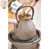 特地搜購自日本的鐵壺作泡茶，她指用鐵壺沖泡茶葉，茶湯會有一股獨特甘甜味。