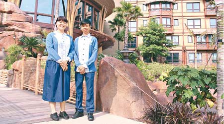 OUHK LiPACE「度假區及主題樂園管理高級文憑」畢業生（左）許嘉瑩、（右）霍浩聰。
