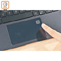 TouchPad右上角附加指紋辨識器，提升保安性能。