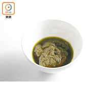 香草醬是意大利雜菜湯的靈魂材料，不僅令湯水變成淡綠色，也散發着獨有的香草氣味。