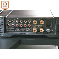 Brio設有5入1出RCA插口，當中一組是Phono輸入，支援接駁黑膠唱盤。