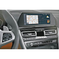 中控台的觸控屏為資訊娛樂總管，而且整合了導航及泊車鏡頭。
