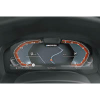 錶板以數碼顯示屏取代傳統的指針式設計，提供更豐富及易讀的行車資訊。