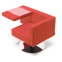 Solitaire<br>方方正正的座椅連椅面的設計，外形仿似校園內的連桌座椅。