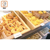 自助餐廳Eight由八個食品櫃台組成，其中一個供應自家製作的意式麵食。