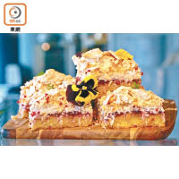 Cafe重新演繹經典蛋糕Louise Cake，厚厚的紅莓果醬跟椰絲讓人食指大動。