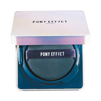 PONY EFFECT水潤防曬氣墊粉底 SPF50+/PA+++ $380（C）<br>蘊含360度全方位高度防禦力，能隔絕各種污染物和隔離藍光，而且質感輕盈，補濕力不俗。