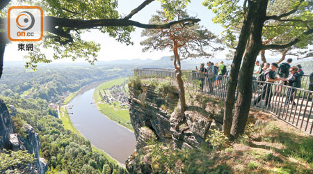 登上Bastei區的觀景台，可從高處欣賞易北河和周邊奇石的美景。