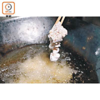 3. 腩排用鹽、糖略醃，加入蛋黃拌勻後上生粉；用約160℃油溫炸6分鐘，瀝乾油備用。
