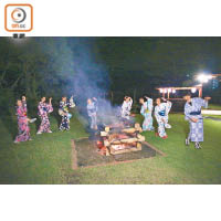 在營火會的晚上，同學們穿上了傳統的日本浴衣，跟當地人學跳民族舞。