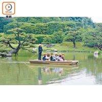 學生們在栗林公園乘坐古樸的和船，在船伕的介紹下細意欣賞沿途美景。