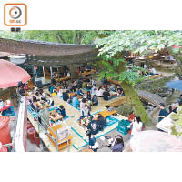 餐廳大部分座位都設於戶外，食客在綠蔭下盤腿而坐，炎夏也不太熱。