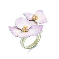 Boucheron Hortensia Violet Bleu繡球玫瑰金和鈦金屬花戒，鑲有天然花瓣、黃鑽花束。 $107萬（B）