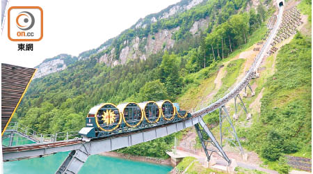 連結施維茨州郊區Schlattli與山岳村落施圖斯的Stoosbahn纜車，其坡度最斜為110%，是現時世界最斜的纜車。