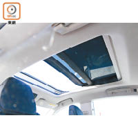 標準配備全景式電動天窗，為車廂帶來開揚感。