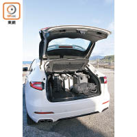 尾箱標準容量為580L，輕鬆容納多件行李後，還有多餘的空間。