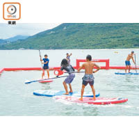SUP Polo在水上賽區以3 Vs 3形式舉槳運球攻門。