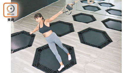 BounceLimit彈床運動中心高級教練Lucia Tam表示雙管齊下的TRX Bounce，能收緊及強化全身肌肉，消脂效果一流。
