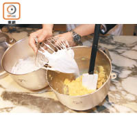 1. 杏仁粉、糖粉、蛋糕粉拌勻，加入蛋、蛋黃拌勻成蛋糕粉漿。蛋白加25克糖打起，和蛋糕粉漿混合，加入牛油溶液拌勻，唧在模具上，以160℃焗18至20分鐘成小蛋糕。