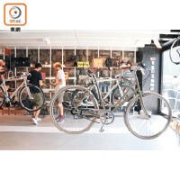 瑞士人經常以單車代步，於橋下亦可找到時尚的單車店。