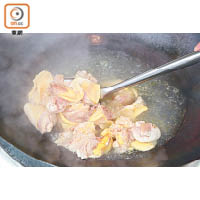 1.雞隻切件汆水；南薑、薯仔、紅椒和乾葱切件，備用。