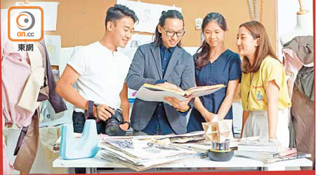 天麟學校Academic Head Kavan Lau（左二）表示，申請海外知名藝術設計院校時，一份準備充足的作品集影響關鍵，旁為修讀西方藝術設計創意課程的學生。