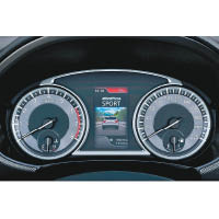 雙圈式儀錶板中間配上彩色螢幕，清晰顯示行車資訊。