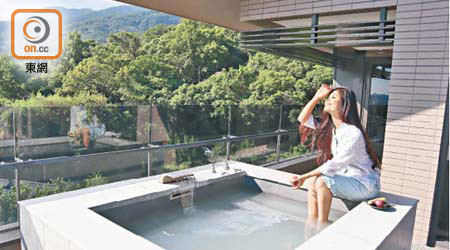 麗禧套房在露台也有露天溫泉池，泡湯時獨享山明水秀。