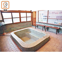 文物館仍保留着昔日日本軍官泡過的溫泉池，旁邊亦有介紹當年的泡湯文化。