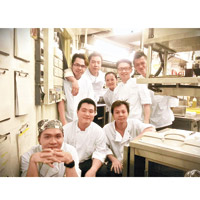 Jack（前排左一）指意大利餐廳分工仔細，且注重團隊精神，忙起來亦無分彼此，故同事間感情很要好。