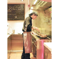 Chef Bombana開設意大利家庭式餐廳，讓Jack擔任意粉部主廚，令他擁有更多創作空間。