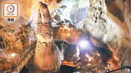 椰殼洞總長3公里，可探索地段長達1.9公里，是馬來半島最大的天然石灰岩洞。