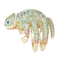 Boucheron動物系列Masy變色龍黃金戒指，鑲嵌帕拉伊巴碧璽、各種顏色藍寶石及沙弗萊石。 $39.9萬（A）