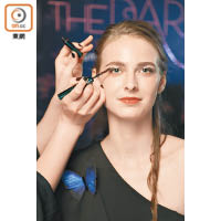 示範中，化妝師利用雙色雙頭睫毛液，為模特兒塑造雅致隨性的美瞳妝效。