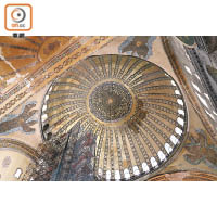 1,500多年歷史的聖蘇菲亞大教堂因巨大的圓頂而聞名於世。