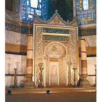 於館內可找到清真寺的蹤迹，包括了壁龕及說教壇。