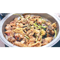 韋仔熱愛烹飪，其中一個拿手菜是雞煲，亦因雞煲而調配出秘製辣汁。