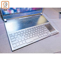 鍵盤移至傳統手枕位，右方的TouchPad內置觸控式NumPad。