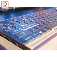背光鍵盤可透過AURA選項改變色彩燈效和呼吸節奏。
