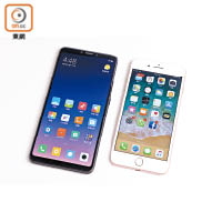 與5.5吋屏幕的iPhone 8 Plus（右）比較，6.9吋的Max 3（左）明顯巨型得多。