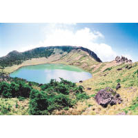 登上漢拏山，便可以欣賞火山湖白鹿潭的美景。