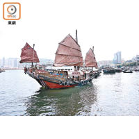 擁有標誌性三根桅杆的鴨靈號，是典型的古董中式帆船。