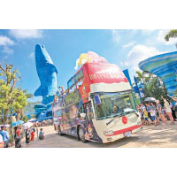 今年活動推行「馬戲大巴、歡樂出發」的理念，把雙層巴士變身為國際馬戲演出的流動舞台，並於8月8日載着數十名馬戲精英演員首度亮相，受到廣大遊客和市民的熱捧。