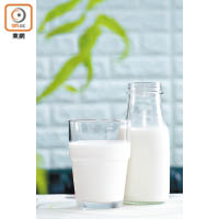 未經巴士德消毒法處理的牛奶及奶類製品，較易被李斯特菌污染。