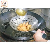 3. 將粉果放在約150℃油溫內炸3至4分鐘，轉慢火再炸2至3分鐘逼出油分即成。
