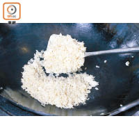 米飯炒散，加拂起的蛋汁炒成炒飯。