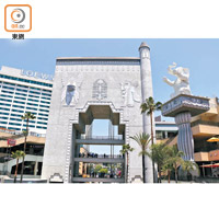 Hollywood & Highland Center的二樓天橋走廊，可看到山上的「Hollywood」標誌。